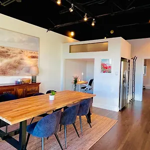 Sunny Penthouse On 17th Ave, 1 Bedroom, 1 Loft Bed With Ladder, 1 Sofa Bed, Sleeps 6, Downtown Apartment Calgary