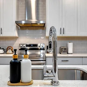 Stylish/4bedroom/freeparking/indoorfireplace Holiday home Calgary