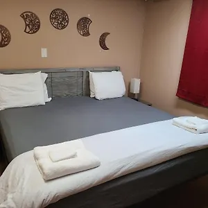 Pensión Cozy With Comfortable Beds And Fully Equipped Kitchen 15 Mins Drive From Airport, Downtown, Sait And U Of C And 80 Min Drive To Banff Canadá